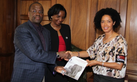 Paula Kahumbu handing over the 