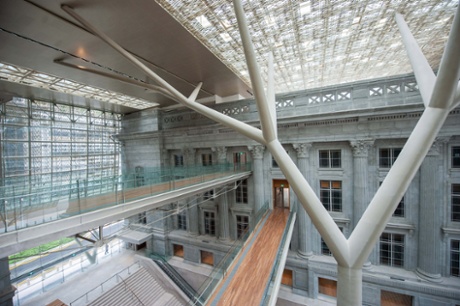 Internal footridges and tree-like struts connect the two gallery buildings, the former Supreme Court and City Hall.