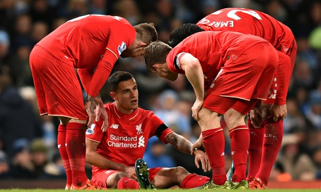 Liverpool players gather round Philippe Coutinho