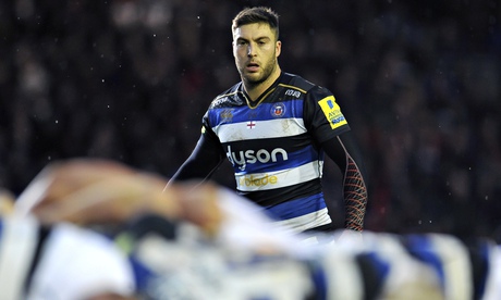 Matt Banahan keeps an eye on the Bath scrum