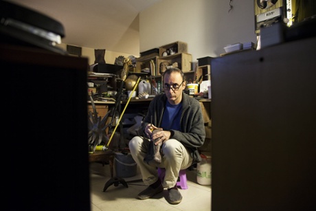 Houman Mortazavi’s studio was covered with strange sculptures and masks. The tools he uses to carve these fascinating objects were laid out on a desk next to an array of dismembered head casts and other objects. The 51-year-old said it was a deliberate choice to make art that had virtually no chance of getting exhibited or being sold.