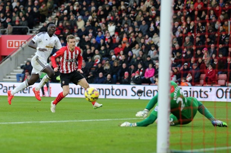 Bafetibis Gomis has a shot.