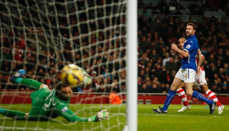Theo Walcott scores the second goal for Arsena.