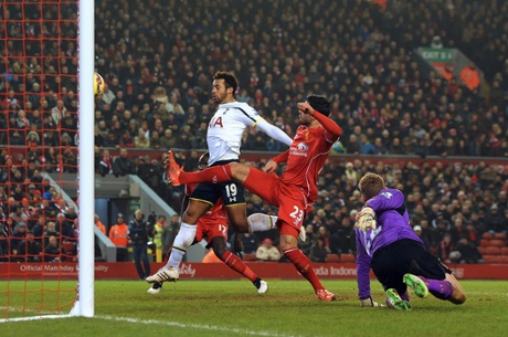 Mousa Dembele scores the 2-2 equalizer.