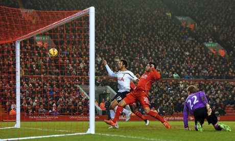 Mousa Dembele scores the 2-2 equaliser.