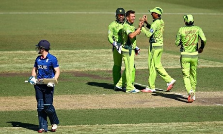 Pakistan's Yasir Shah celebrates with his team-mates after taking the wicket of Eoin Morgan