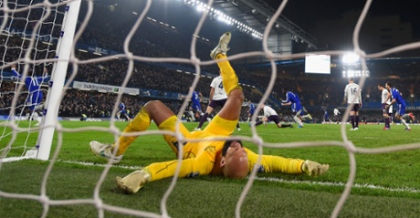 Tim Howard reacts after he's beaten by Willian's shot
