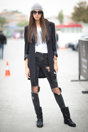 Black jeans with rips. A strong street style look.