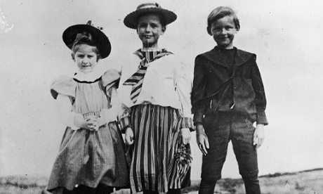 TS Eliot with his cousins Eleanor and Barbara Hinkley in Gloucester in 1897.
