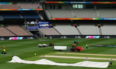 MCG Groundsmen take off covers after the rain subsided this morning (Michael Dodge-IDI/ Getty Images)