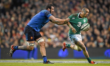 Simon Zebo tries to break away but is tackled by Yoann Maestri; no tries yet as half-time approaches.