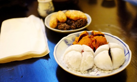 Bao buns with sesame crackers.