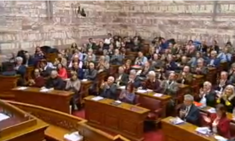 Tsipras applauded in parliament