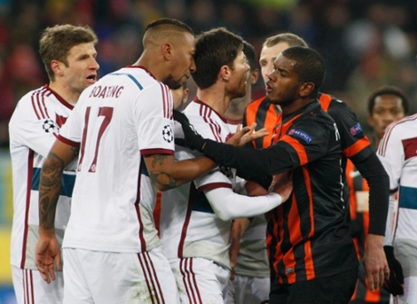 Bayern Munich's Jerome Boateng, second left, argues with Shakhtar Donetsk's Fernando during a spot of handbags.