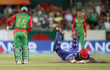 Samiullah Shenwari dives as he unsuccessfully attempts to make his ground after he was run out by wicketkeeper Mushfiqur Rahim.