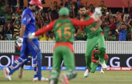Mushfiqur Rahim (C) and Mashrafe Mortaza (R) celebrate as teammate Nasir Hossain (R-behind) catches out Mohammad Nabi.