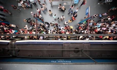 Aerial view of people boarding the metro in Madrid.
