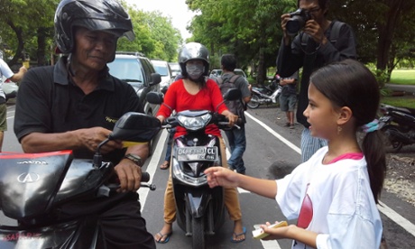 Denpasar C3 Church and their families hand out flyers 