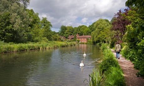 Riverside cottages on the river Itchen