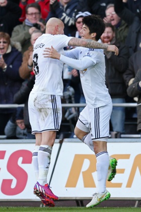 Ki Sung-Yeung celebrates with Jonjo Shelvey.