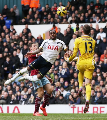 Danny Rose misses a chance to score.