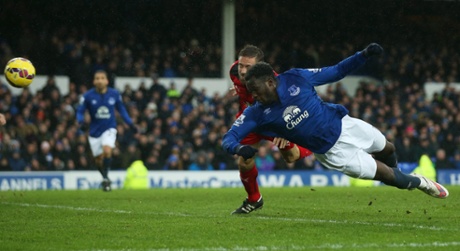 Romelu Lukaku scores the winning goal.