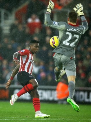 Elijero Elia's attempted chip blocked by Simon Mignolet.