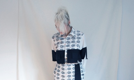 Model wearing dioralop