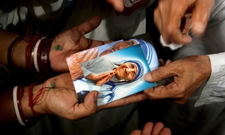 A photograph of Mother Teresa is passed around during a mass prayer session in Kolkata.