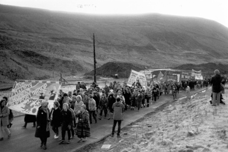 Maerdy womens' group marching to Maerdy Colliery after strike ended on 5 March 1985