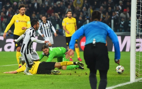 Carlos Tevez scores.