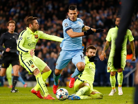 Aguero scores the first goal for Manchester City.