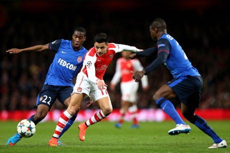 Alexis Sanchez passes the ball as he is closed down by  Geoffrey Kondogbia and Elderson Uwa Echiejile.