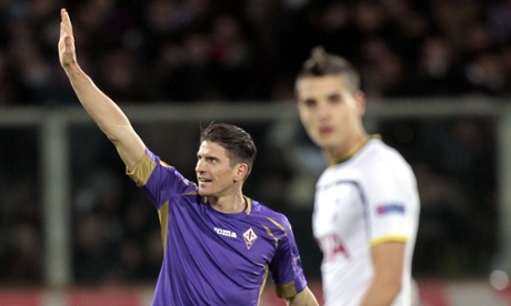 Mario Gomez celebrates after scoring for Fiorentina.