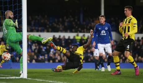 Sekou Sanogo scores the opener for Young Boys at Goodison.