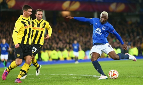 Arouna Kone gets a shot away against Young Boys.