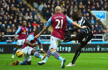Papiss Demba Cisse controls the ball from a Daryl Janmaat cross before firing home.