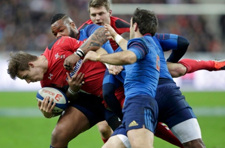 Wales' Liam Williams attempts to evade the tackle of France's Mathieu Bastareaud and Morgan Parra.
