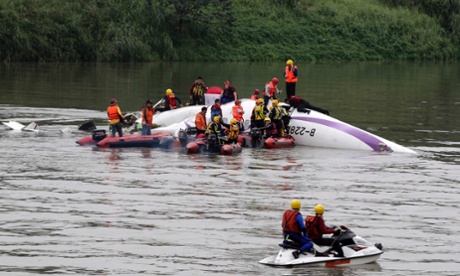 Rescuers carry out a rescue operation after a TransAsia Airways plane crash landed in a river, in New Taipei City, February 4, 2015. At least two people were killed when a Taiwanese TransAsia plane carrying 58 people crashed landed in a Taipei river on Wednesday, the Taiwan government said. REUTERS/Pichi Chuang