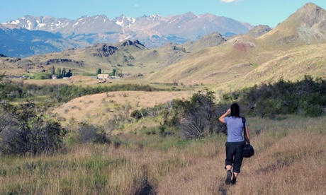 The back of a woman walking in the Parque Patagonia.