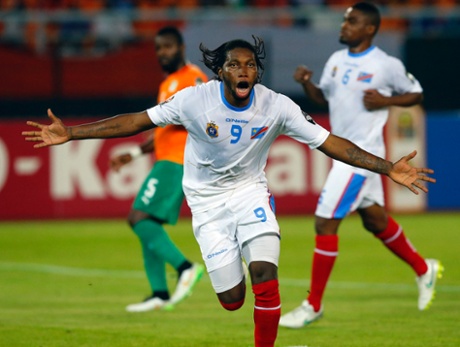 Dieumerci Mbokani celebrates scoring