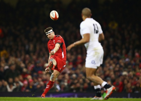 Dan Biggar kicks a drop goal.