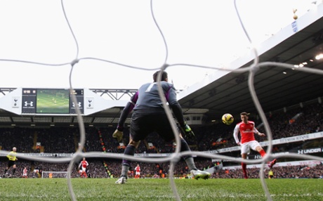 Mesut Oezil sticks out a boot and Arsenal are in the lead.