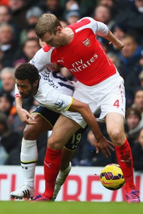 Mousa Dembele tussles with Per Mertesacker.