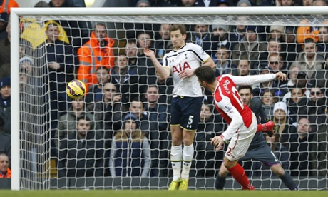 Olivier Giroud can't direct his header on target.