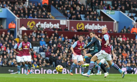 Chelsea's Eden Hazard scores to make it 1-0.