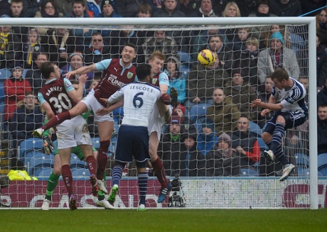 Chris Brunt (R) scores.