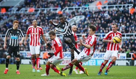 Sammy Ameobi (C) has a shot.