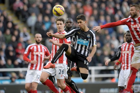 Ayoze Perez has a shot.