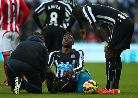 Sammy Ameobi is given treatment as team mate Moussa Sissoko (R) looks on.